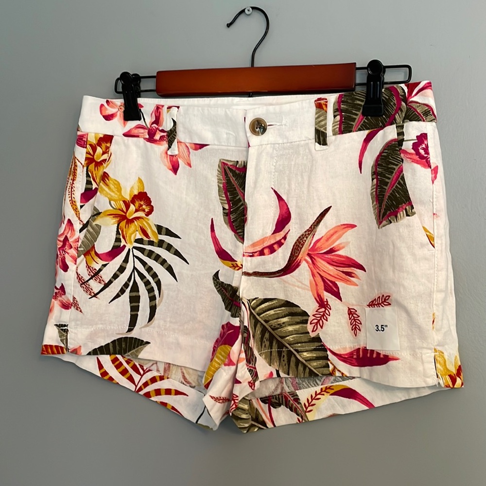 Linen shorts with floral print